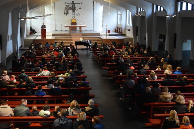 Eröffnung durch Schulleiter Henninger in der Kollegskirche.jpg