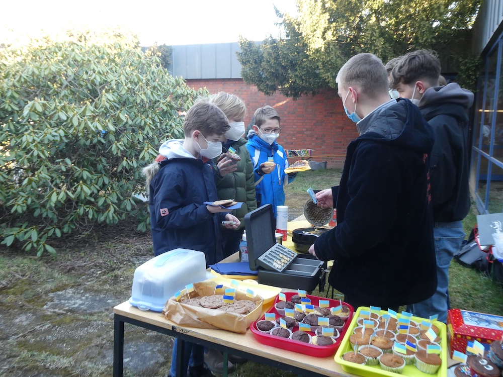 Flohmarkt von Schuelern der EPhase f Ukrainehilfen der Bischof Neumann Schule Muffins und Co  kl.jpg