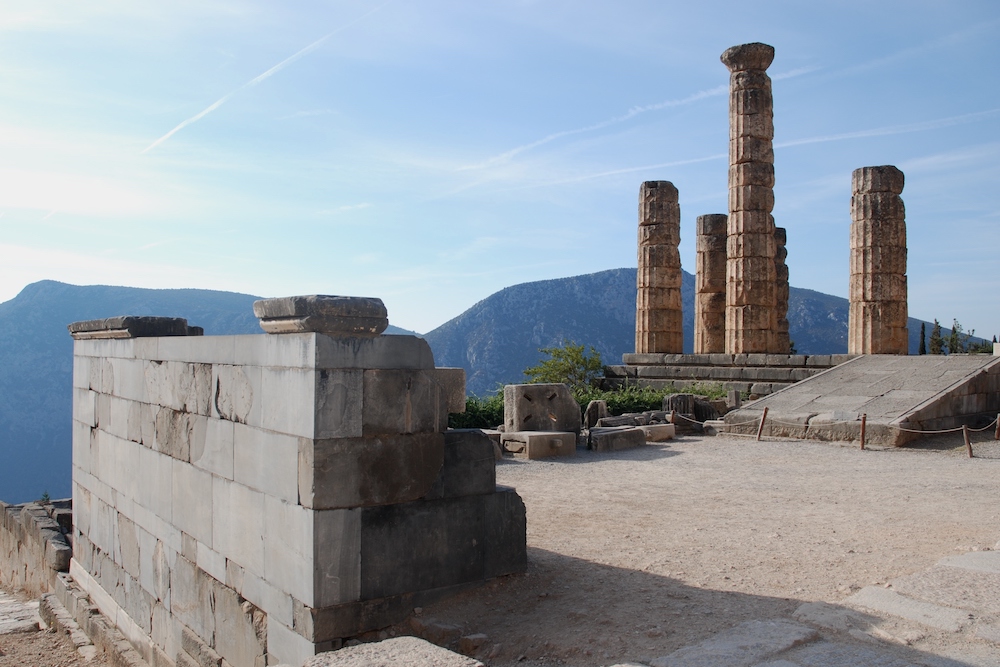 01_Antike___Delphi___Tempel_des_Apollon___Photo_Irene_Polke