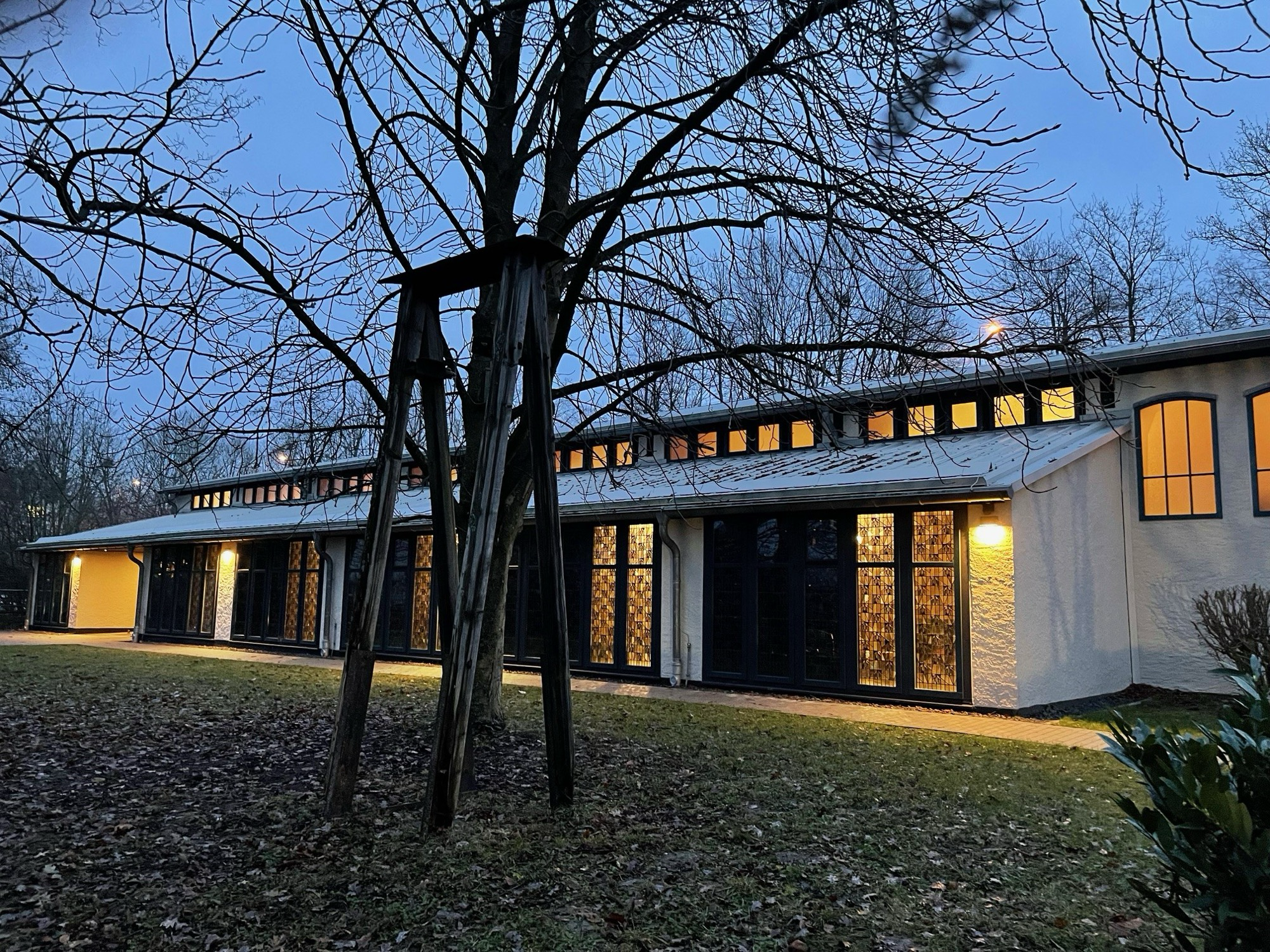 Kollegskirche Aussenansicht mit altem Glockenturm