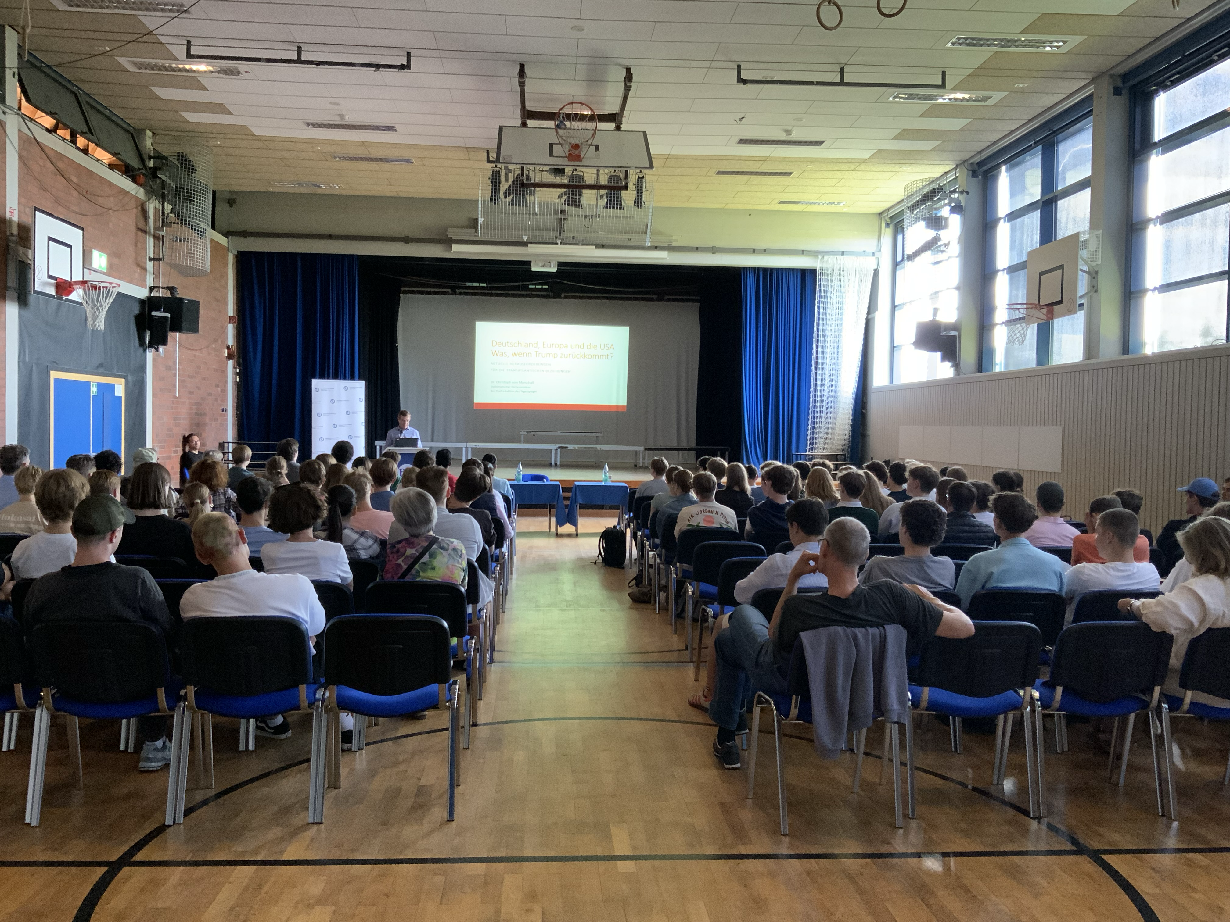 Benjamin Brandstetter links_Dr. C. von Marschall mittig am Pult_8.7.2024