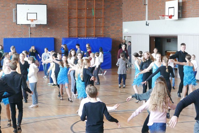 Tanzvorführungen in der Bühnenhalle.jpg