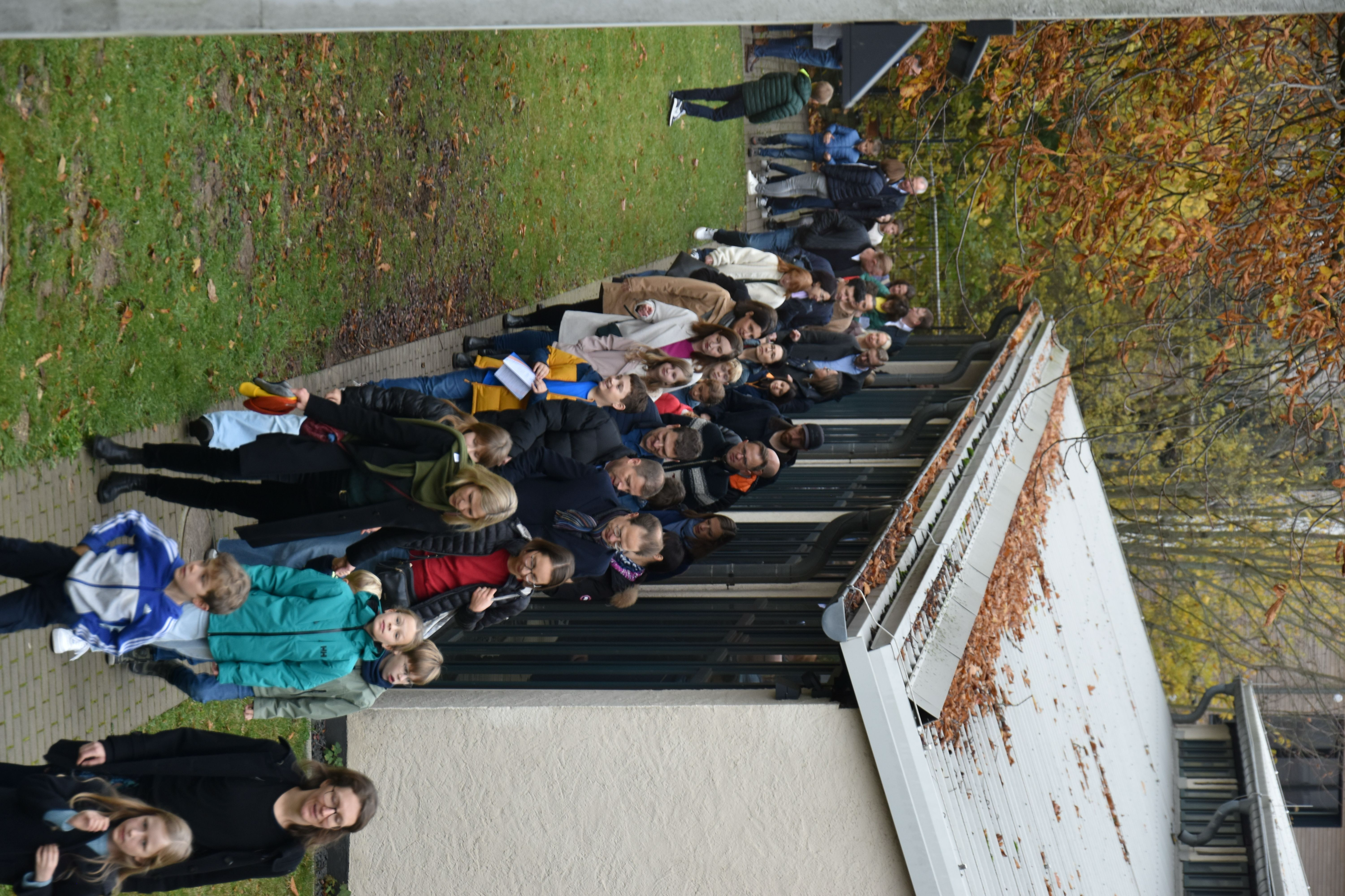 20251101 grosses Interesse nachd er Begruessung Weg in die Schule klein