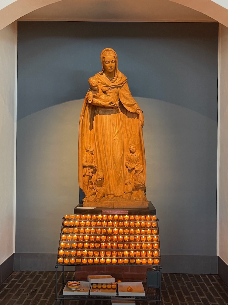 Trauer4_Lichterstation_Schutzmantelmadonna