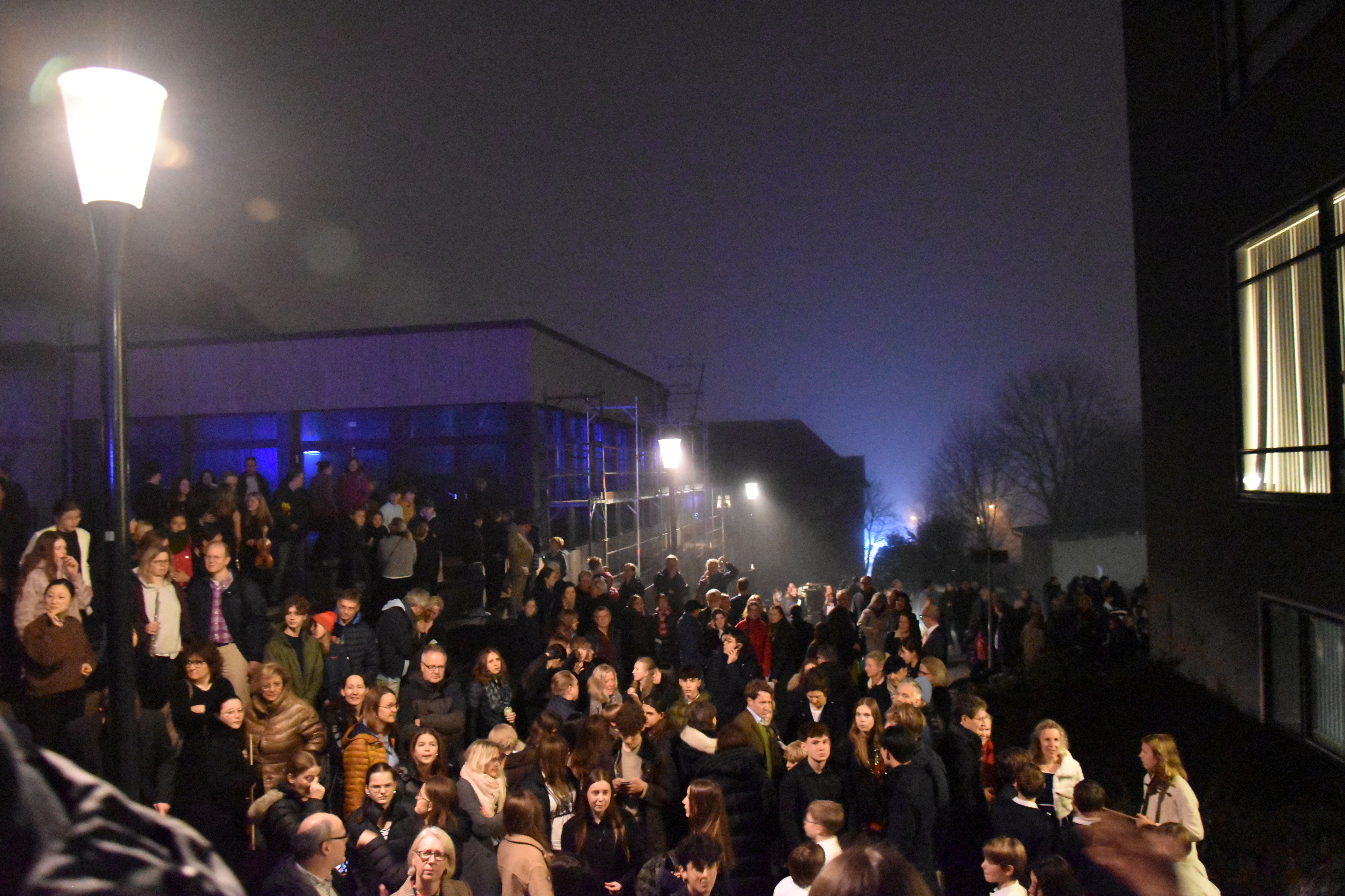 Publikum wartet auf Feuerwehr Adventskonzert BNS klein